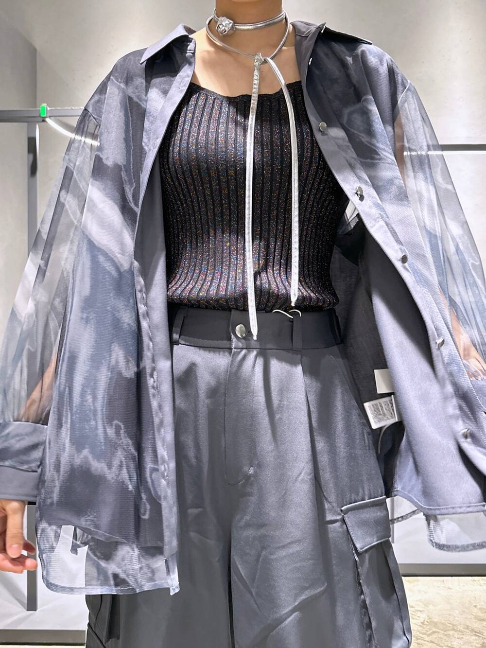 ブラック系のサンダル、その他のタンクトップ、グレー系のカーゴパンツを着用したレディースの春コーディネートの2枚目の写真