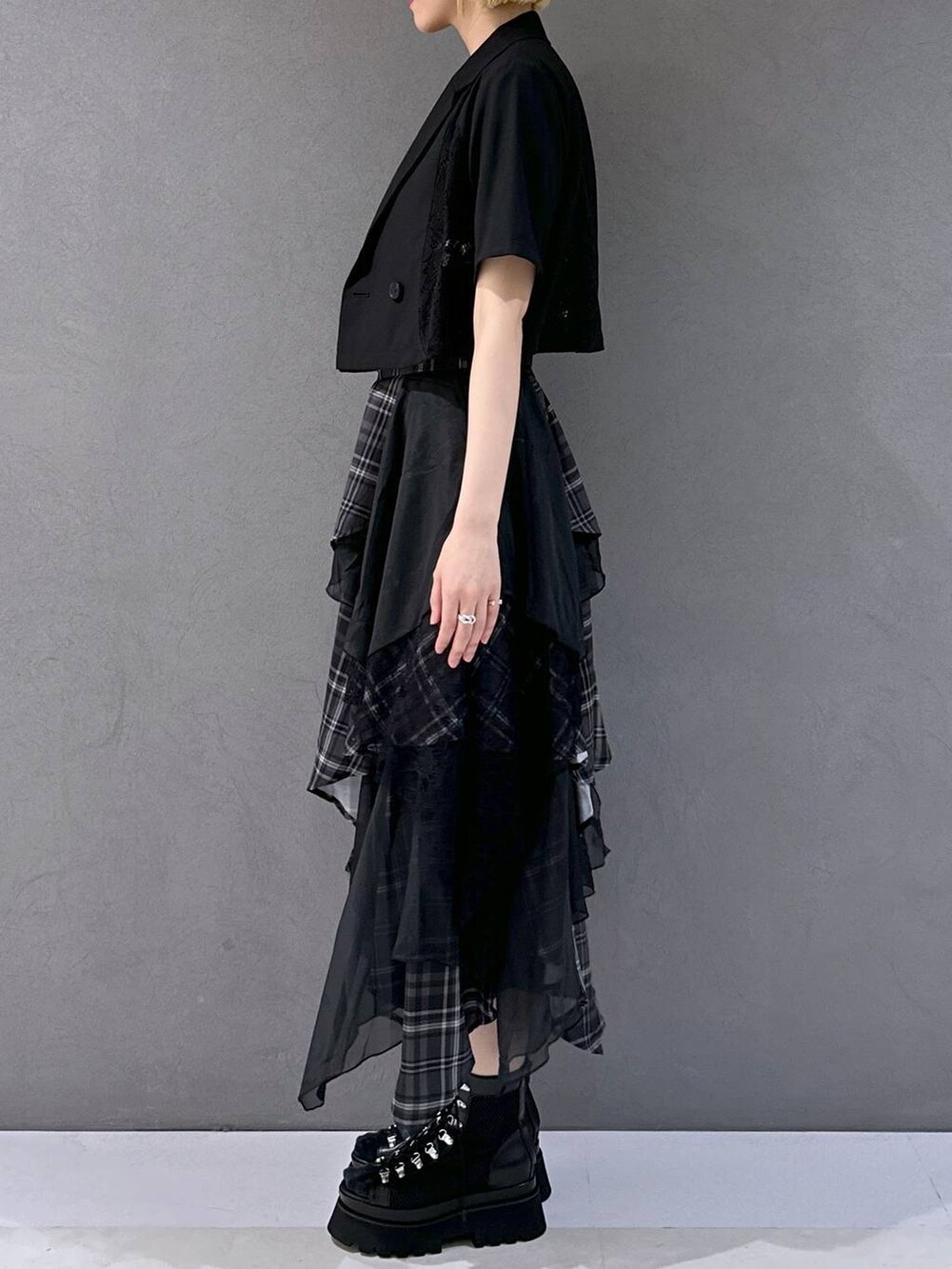 ブラック系のサンダル、ブラック系のテーラードジャケット、ブラック系のスカートを着用したレディースの春コーディネートの2枚目の写真