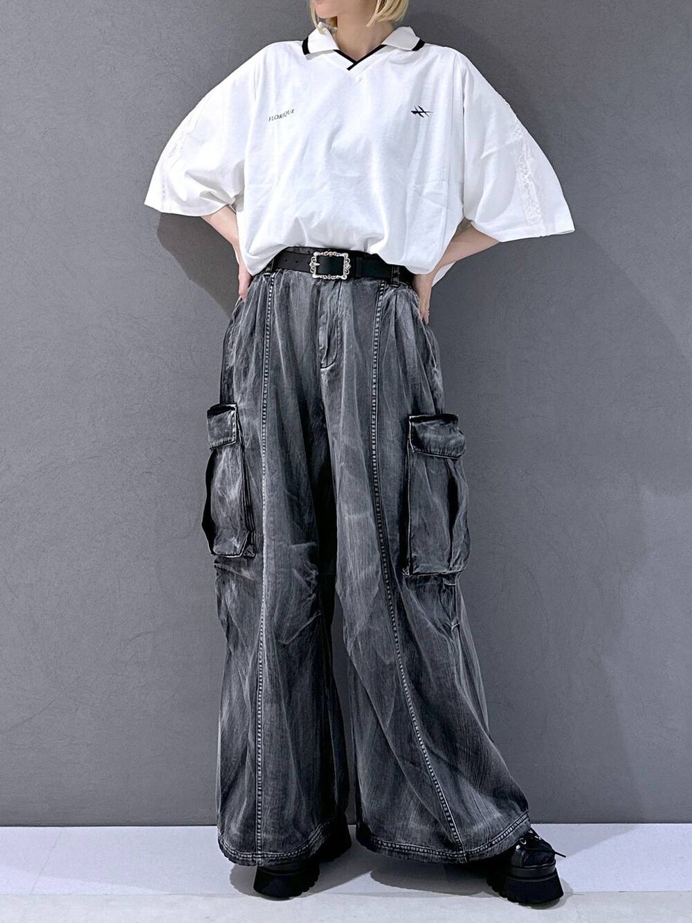 ブラック系のサンダル、グレー系のカーゴパンツ、ブラック系のベルトを着用したレディースの夏コーディネートの4枚目の写真