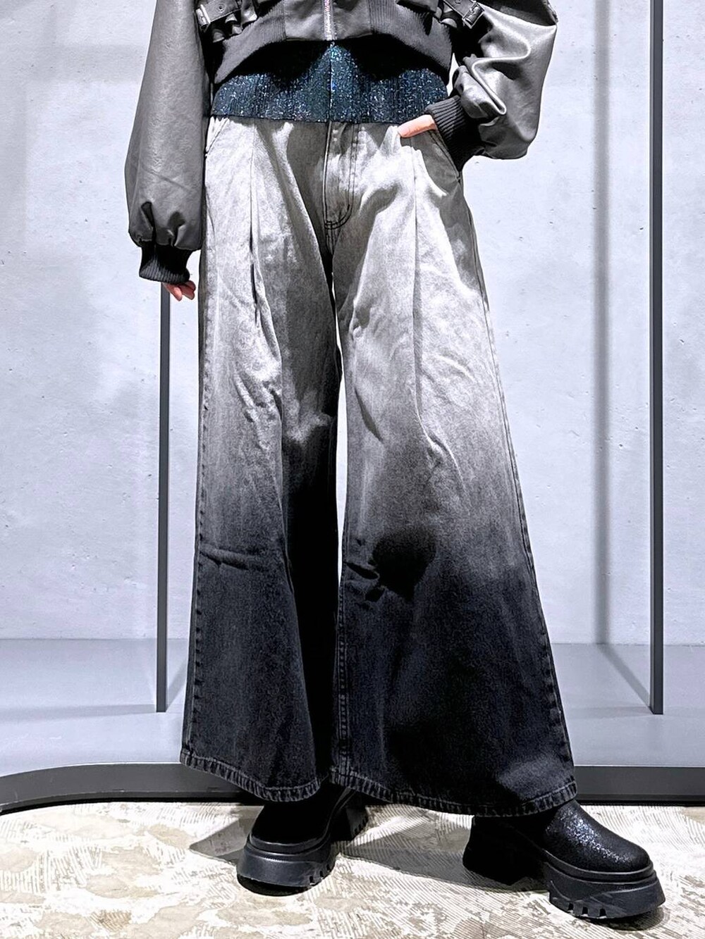 ブラック系のブーツ、グリーン系のカーディガン/ボレロ、グレー系のデニムパンツを着用したレディースの冬コーディネートの7枚目の写真