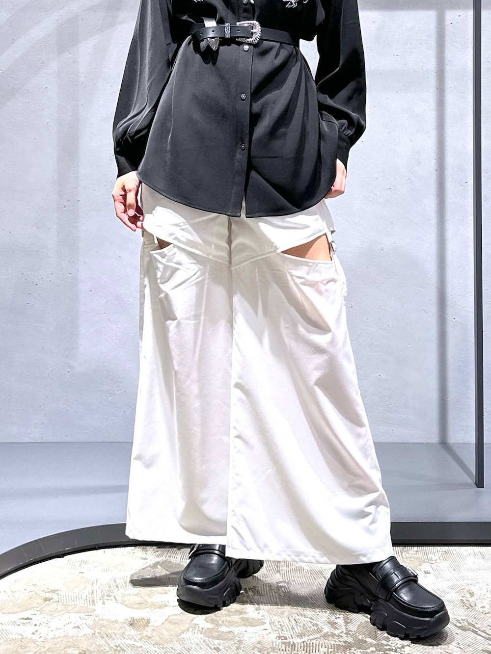 ブラック系のシャツ/ブラウス、ホワイト系のその他パンツ、ブラック系のローファーを着用したレディースの夏コーディネートの6枚目の写真