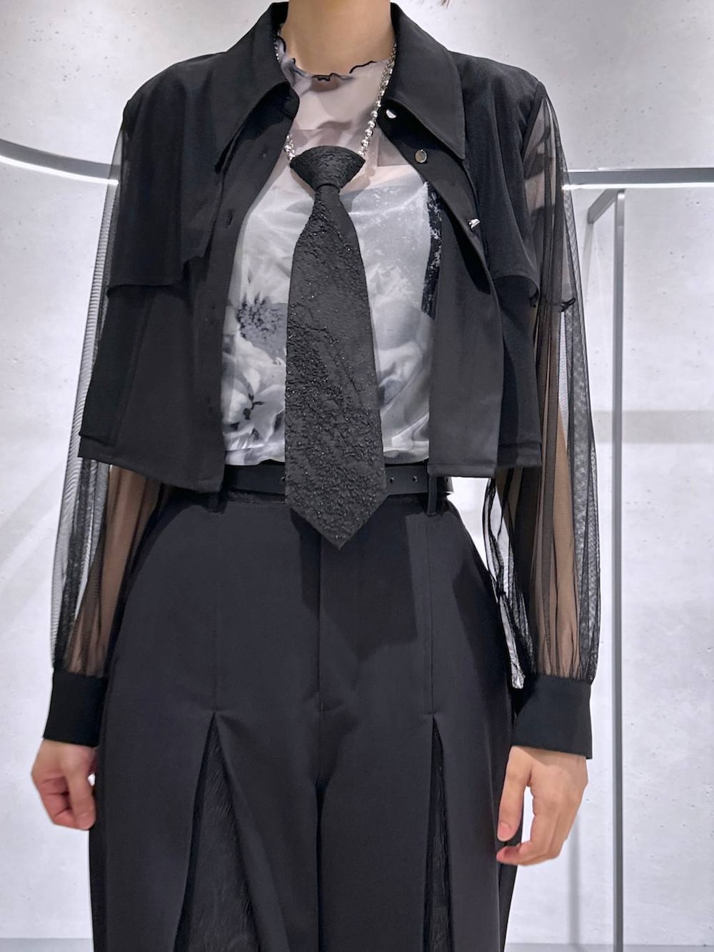 ブラック系のネクタイ、ホワイト系のTシャツ/カットソー、ブラック系のサンダルを着用したレディースの夏コーディネートの5枚目の写真