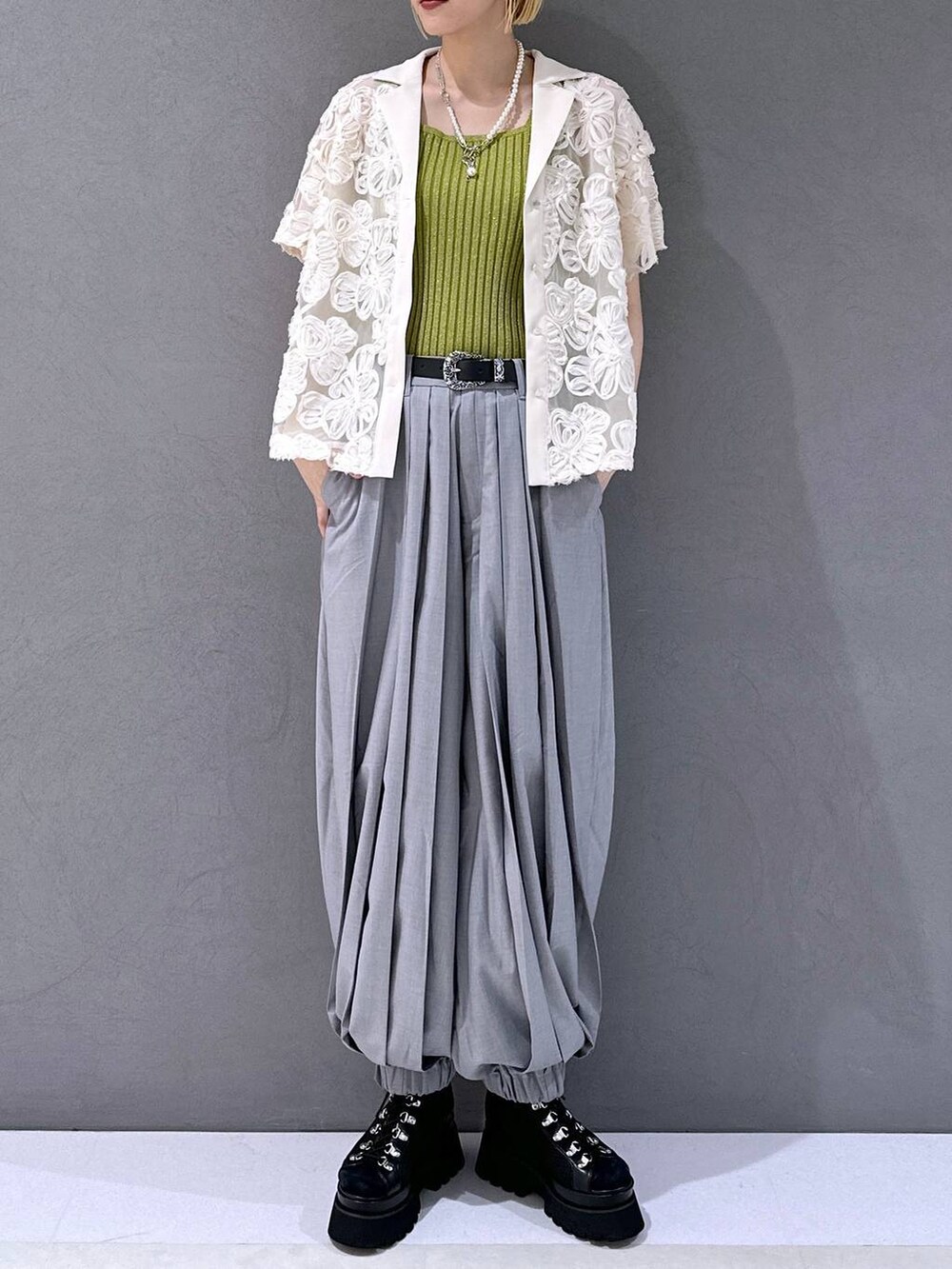 ブラック系のサンダル、イエロー系のタンクトップ、グレー系のその他パンツを着用したレディースの春コーディネートの4枚目の写真