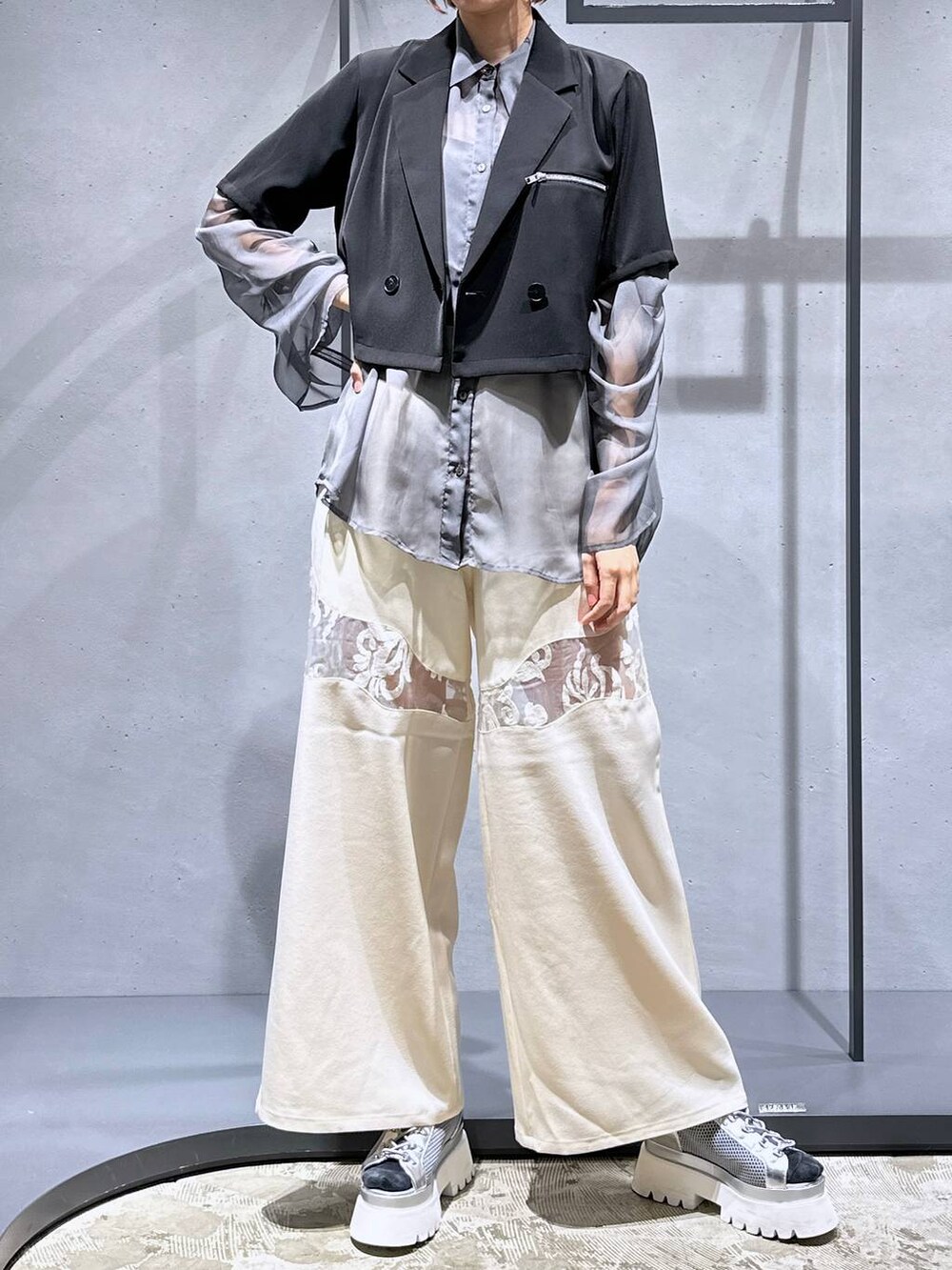 シルバー系のサンダル、ホワイト系のその他パンツ、グレー系のシャツ/ブラウスを着用したレディースの夏コーディネートの5枚目の写真