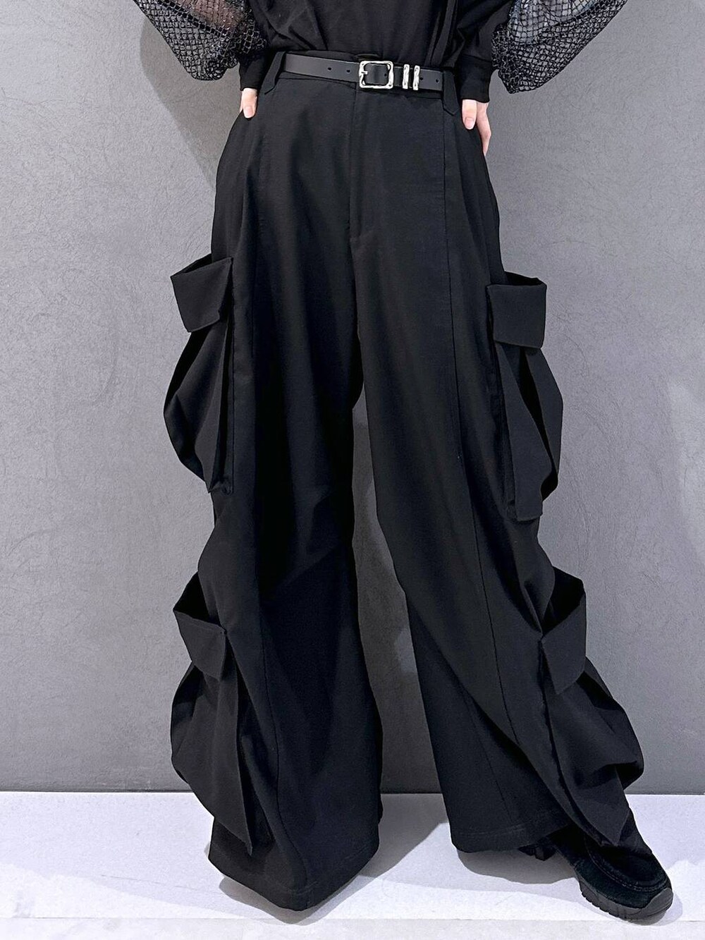 ブラック系のカーゴパンツ、ブラック系のベルトを着用したレディースの春コーディネートの6枚目の写真