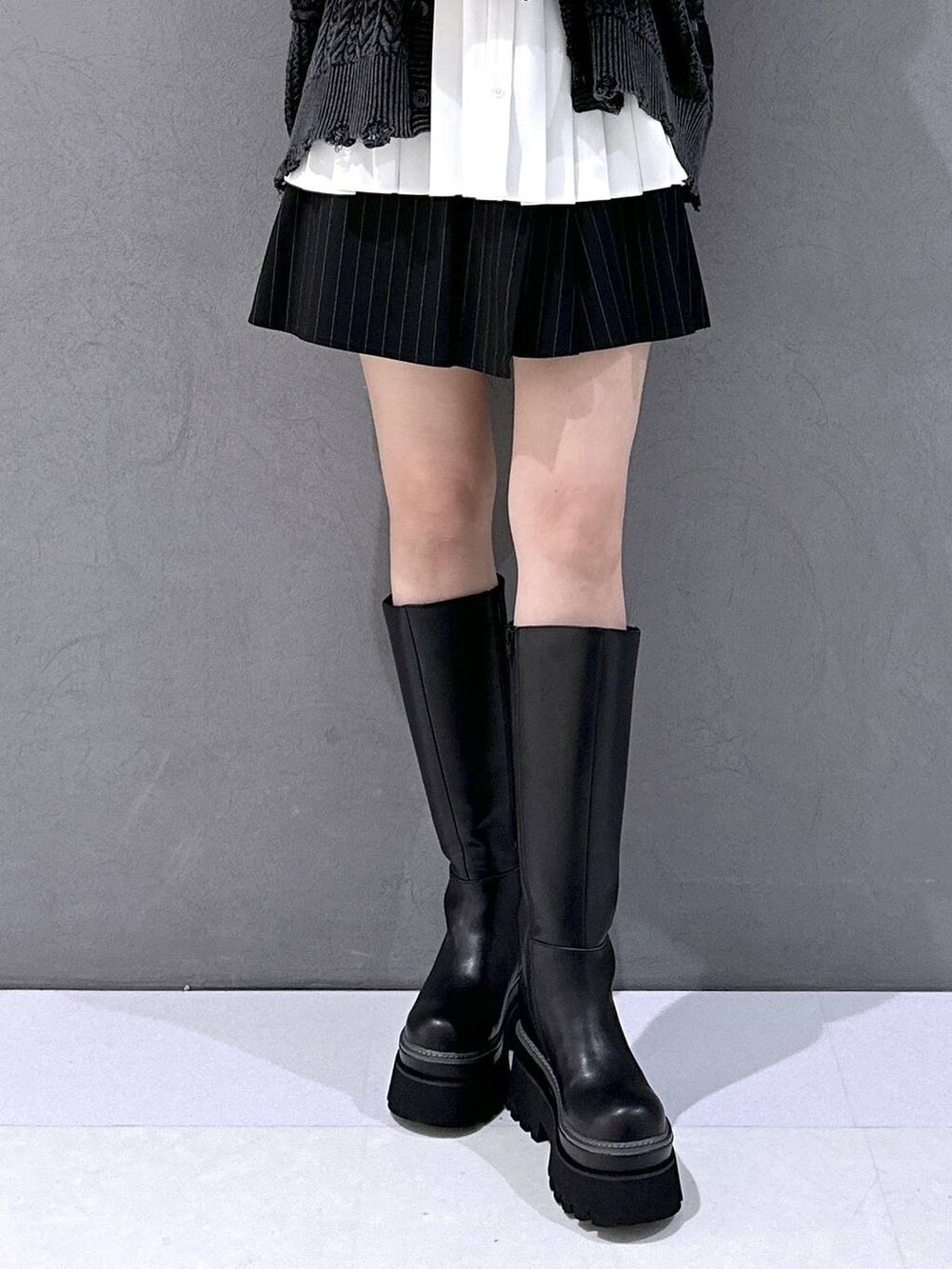 ブラック系のその他パンツ、ブラック系のカーディガン/ボレロ、ブラック系のブーツを着用したレディースの秋コーディネートの7枚目の写真