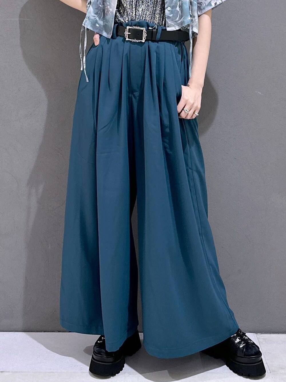 ブラック系のサンダル、ブルー系のスラックス、ブラック系のTシャツ/カットソーを着用したレディースの春コーディネートの7枚目の写真