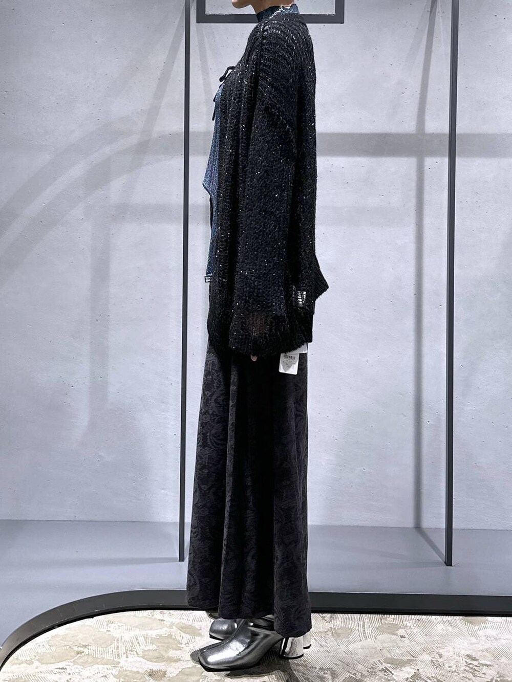 ブラック系のニット/セーター、シルバー系のブーツ、ブルー系のニット/セーターを着用したレディースの秋コーディネートの2枚目の写真