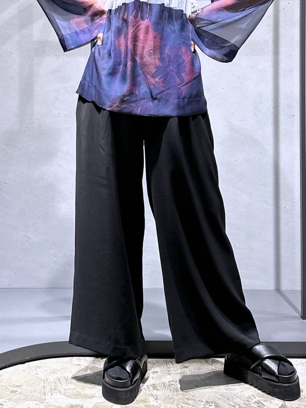 ブラック系のその他パンツ、シルバー系のチューブトップ、ブラック系のサンダルを着用したレディースの春コーディネートの8枚目の写真