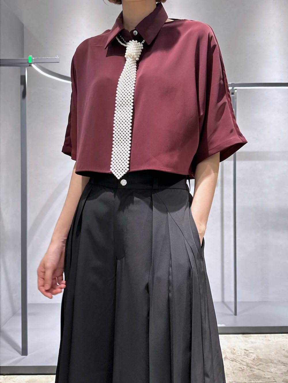 ブラック系のサンダル、ブラック系のその他パンツ、レッド系のシャツ/ブラウスを着用したレディースの夏コーディネートの2枚目の写真