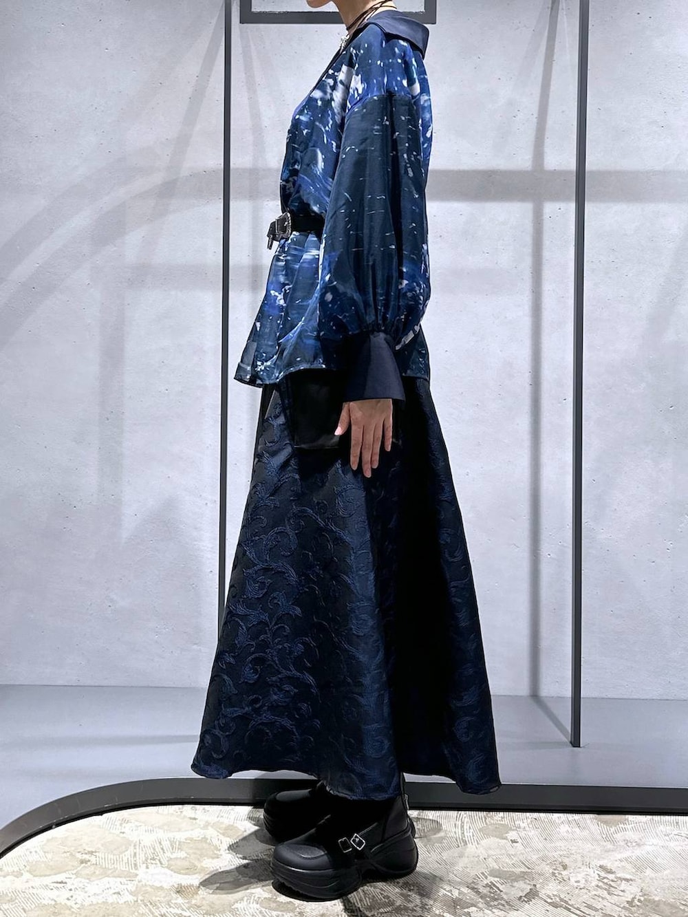 ブラック系のブーツ、ブルー系のシャツ/ブラウス、ブルー系のスカートを着用したレディースの秋コーディネートの2枚目の写真