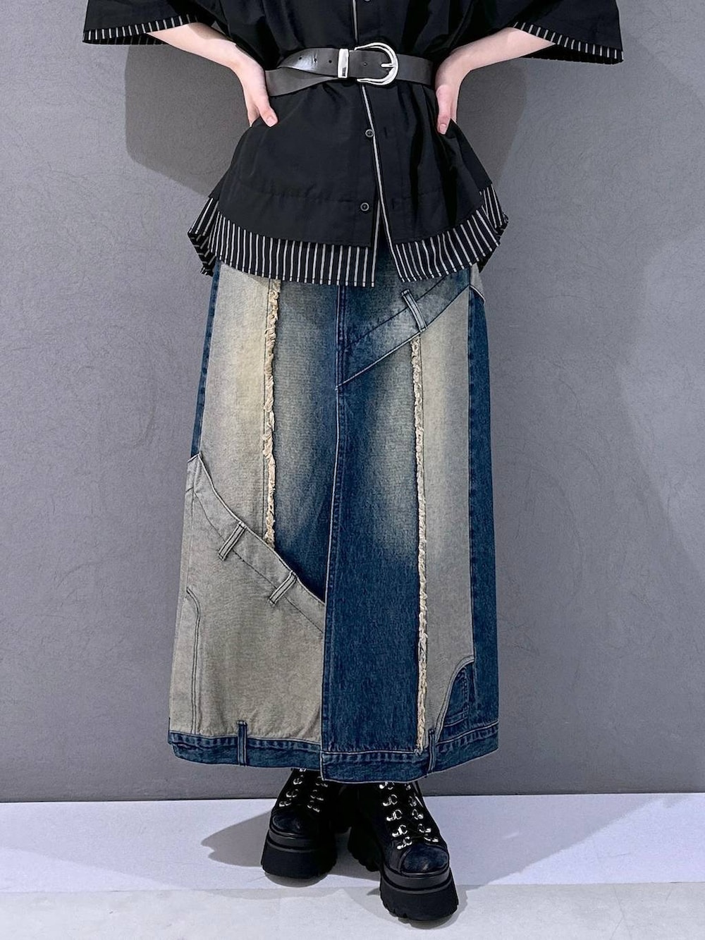 ブラック系のサンダル、ブルー系のデニムスカート、ブラック系のシャツ/ブラウスを着用したレディースの春コーディネートの6枚目の写真