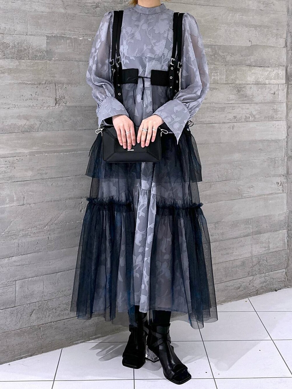 「骨格ウェーブ、きれいめ、HARE、ワンピース、高身長、メンズライク、女子ウケ、休日コーデ、春コーデ、冬コーデ、チュールスカート、カラーコーデ_HARE、デート/ロマンティック、結婚式2次会、個性派」｜「HAREのサスツキチュールベルトスカート(HARE)（スカート、ブルー系）」を使った、ココロさん（レディース・169cm）の春コーディネートの4枚目の写真