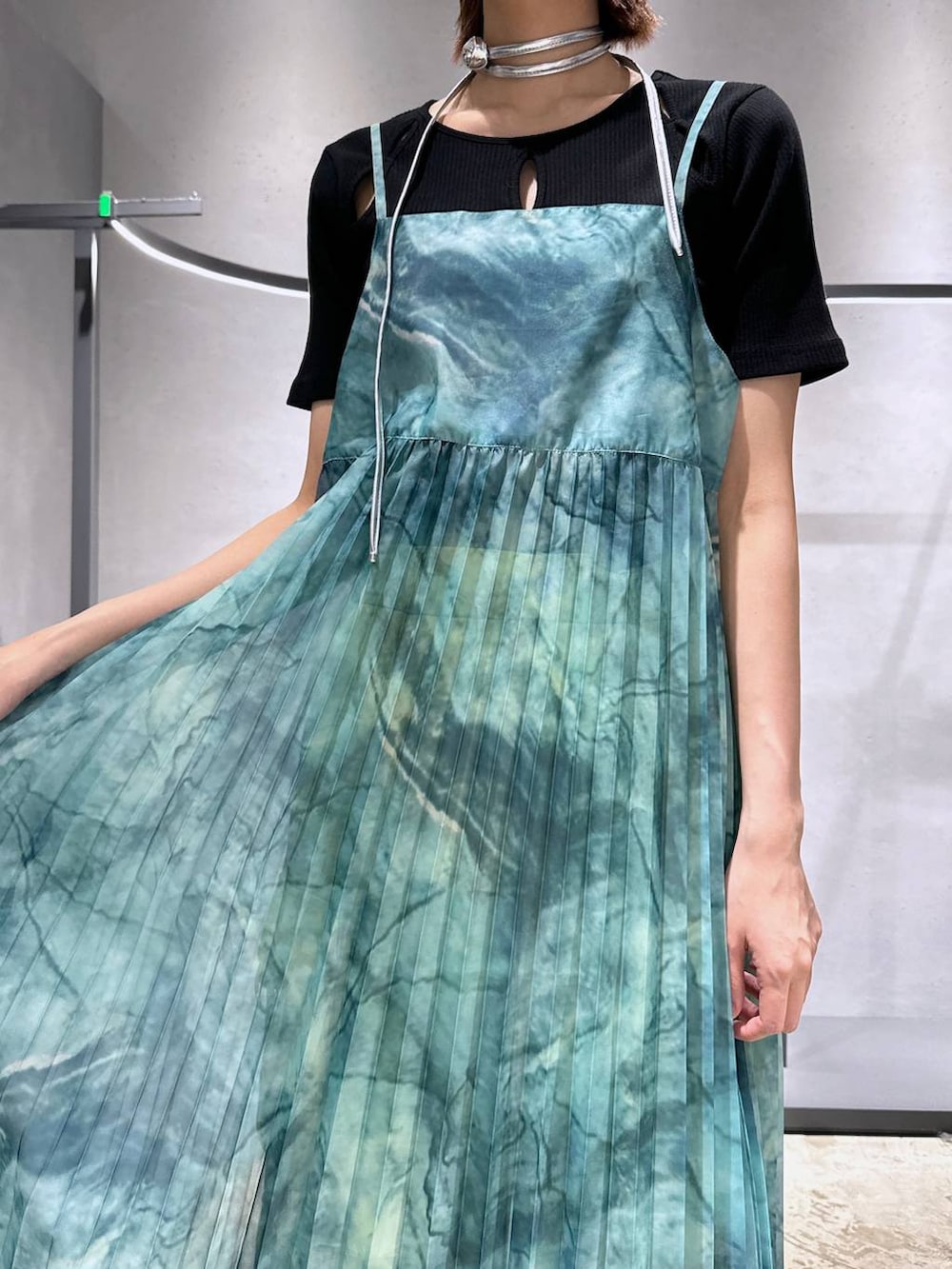 ブラック系のサンダル、グリーン系のカーゴパンツ、ブラック系のTシャツ/カットソーを着用したレディースの春コーディネートの3枚目の写真