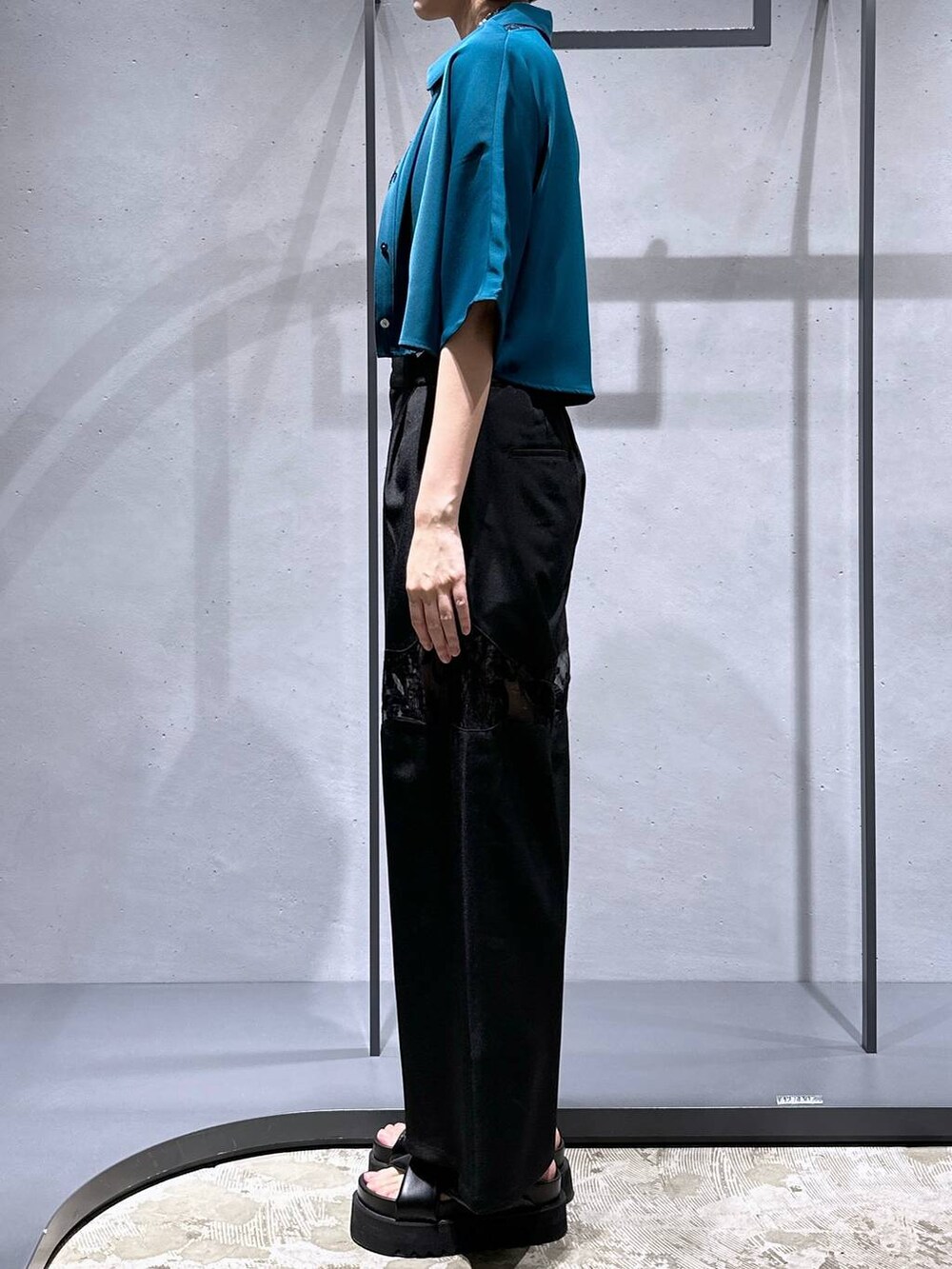 ブラック系のサンダル、その他のタンクトップ、ブラック系のその他パンツを着用したレディースの夏コーディネートの2枚目の写真