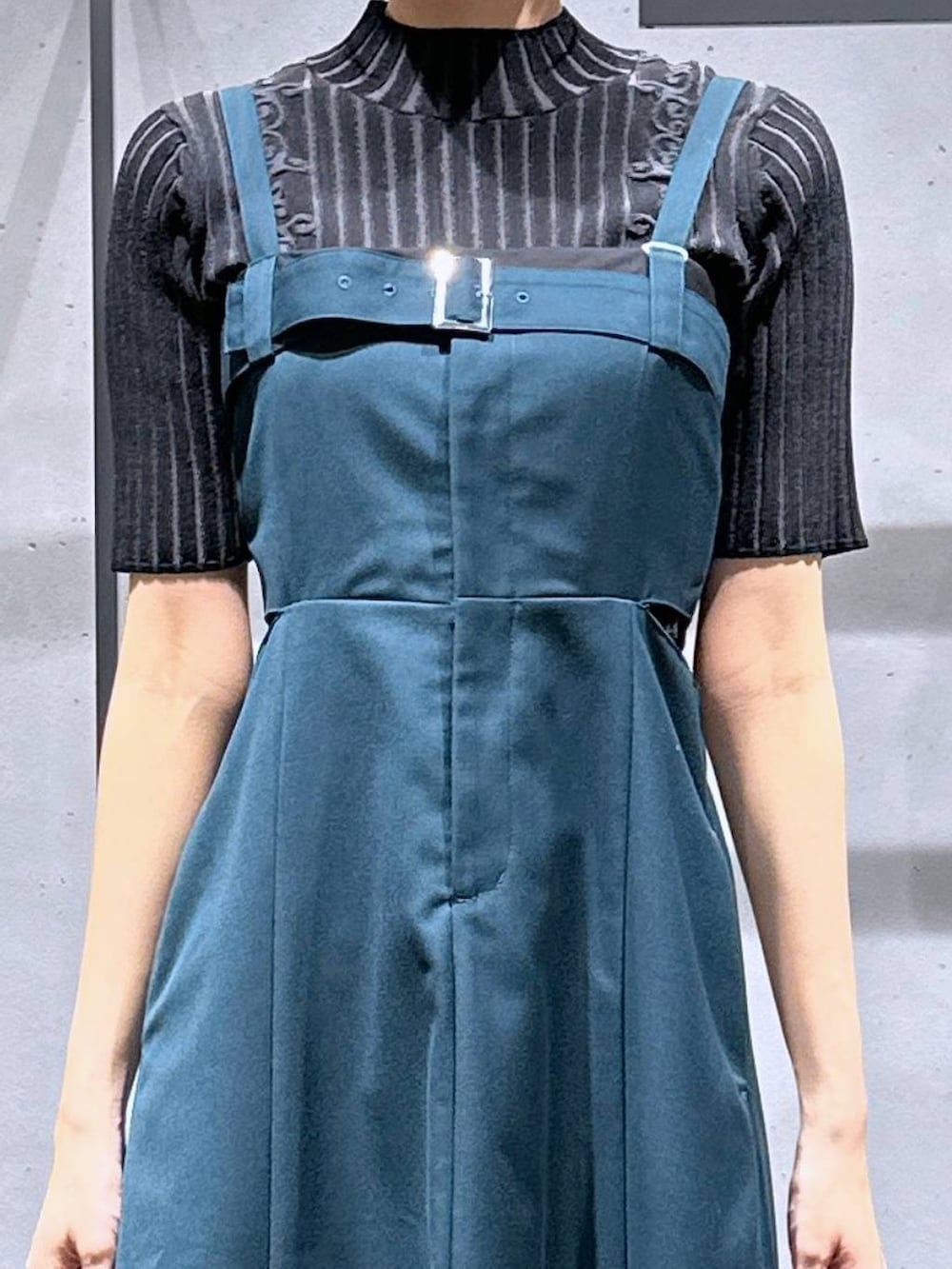 ブラック系のサンダル、グレー系のニット/セーター、グリーン系のワンピースを着用したレディースの春コーディネートの7枚目の写真