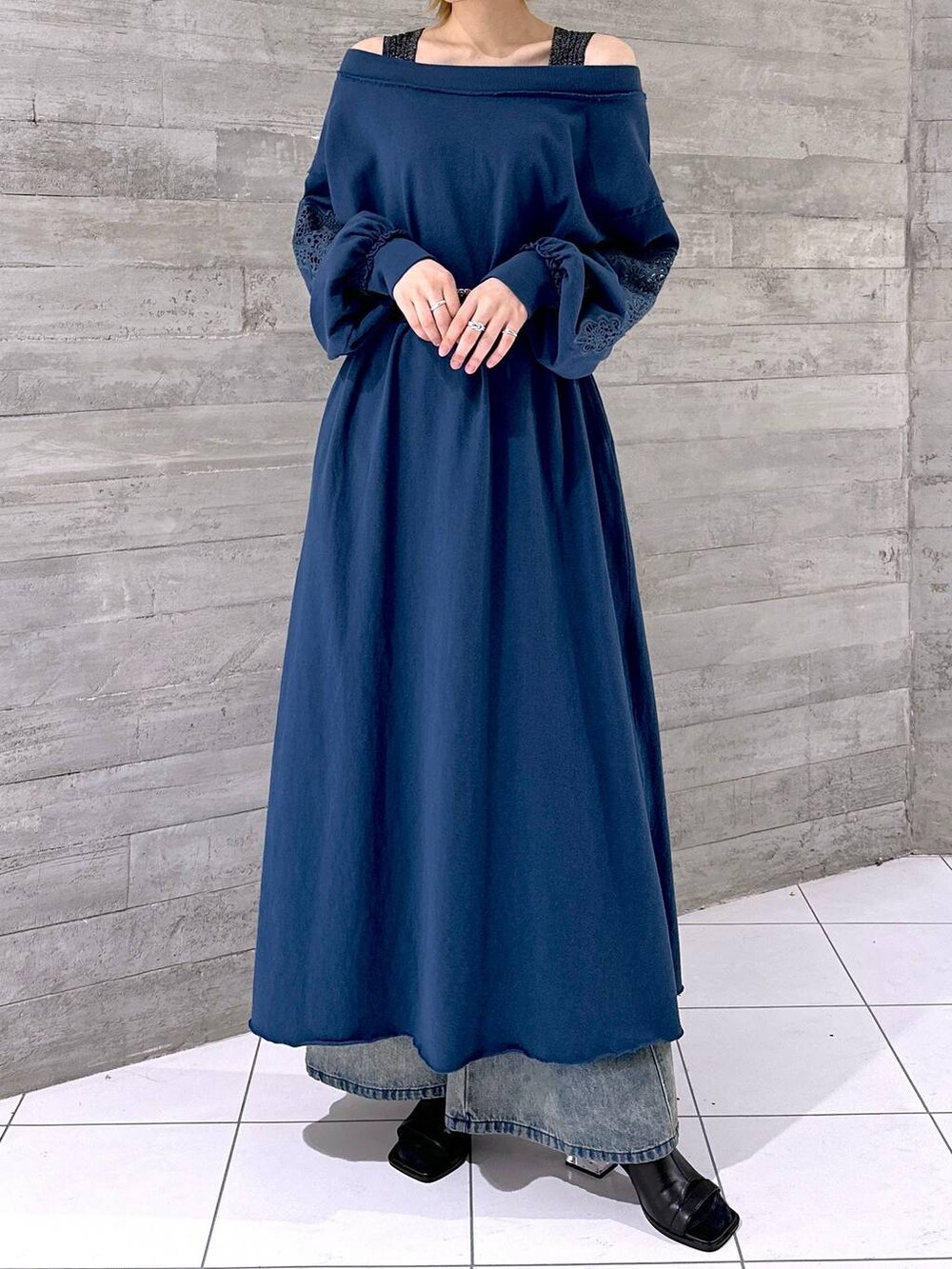 ブラック系のタンクトップ、ブルー系のワンピース、ブラック系のサンダルを着用したレディースの春コーディネートの4枚目の写真