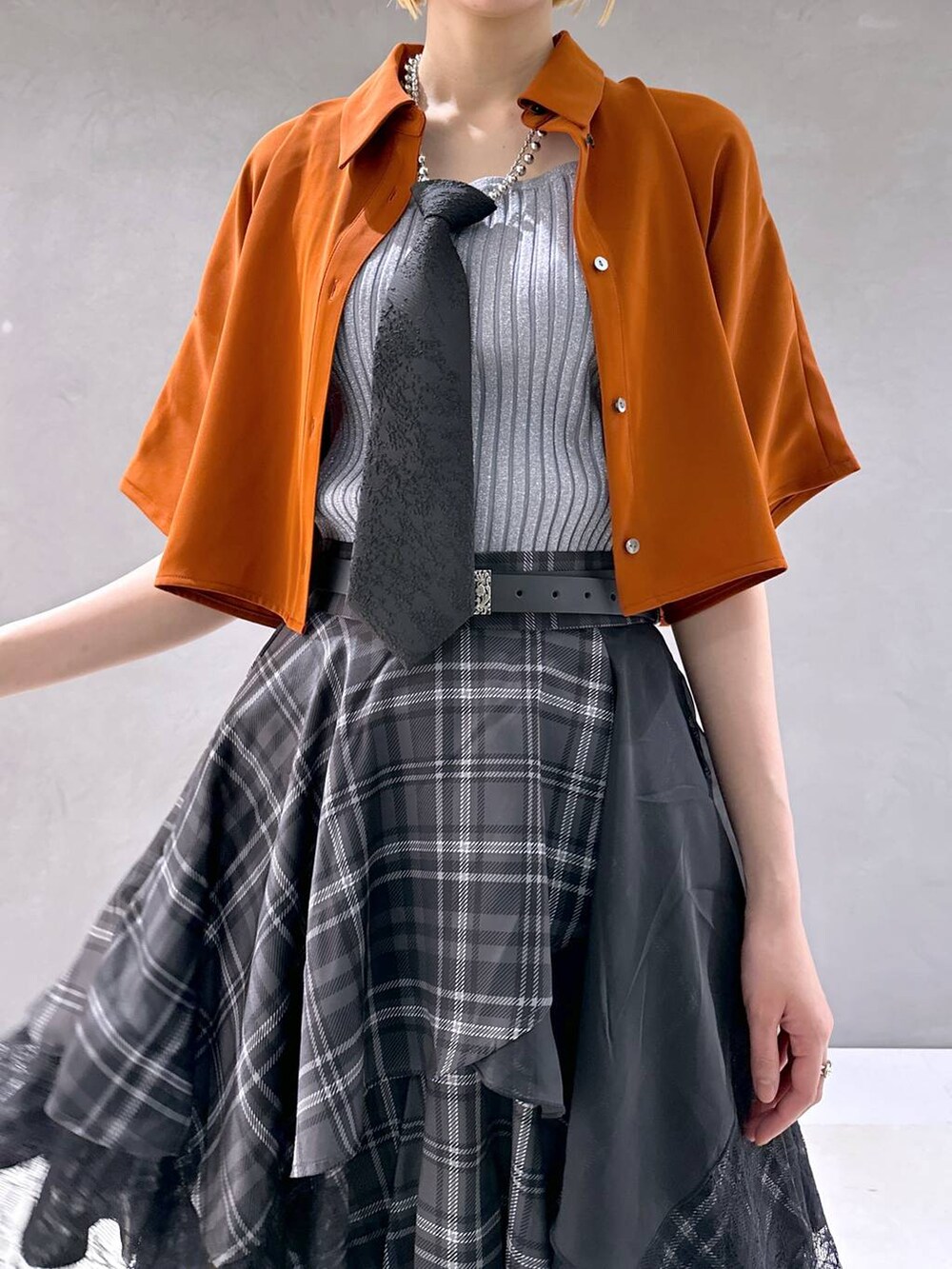 ブラック系のネクタイ、ブラック系のサンダル、グレー系のタンクトップを着用したレディースの春コーディネートの5枚目の写真