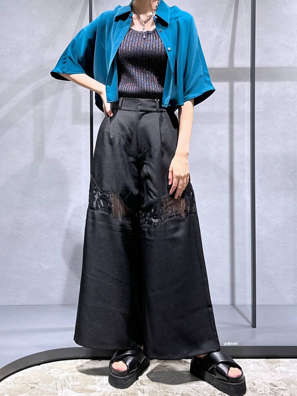 ブラック系のサンダル、その他のタンクトップ、ブラック系のその他パンツを着用したレディースの夏コーディネートの4枚目の写真