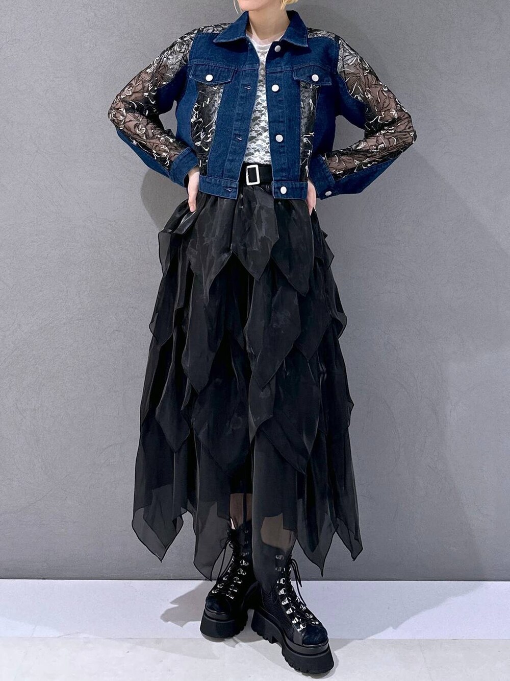 ブラック系のサンダル、ホワイト系のTシャツ/カットソー、ブラック系のスカートを着用したレディースの春コーディネートの4枚目の写真