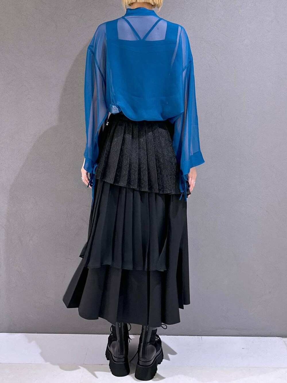 ブラック系のサンダル、ブラック系のスカート、ブルー系のTシャツ/カットソーを着用したレディースの春コーディネートの3枚目の写真