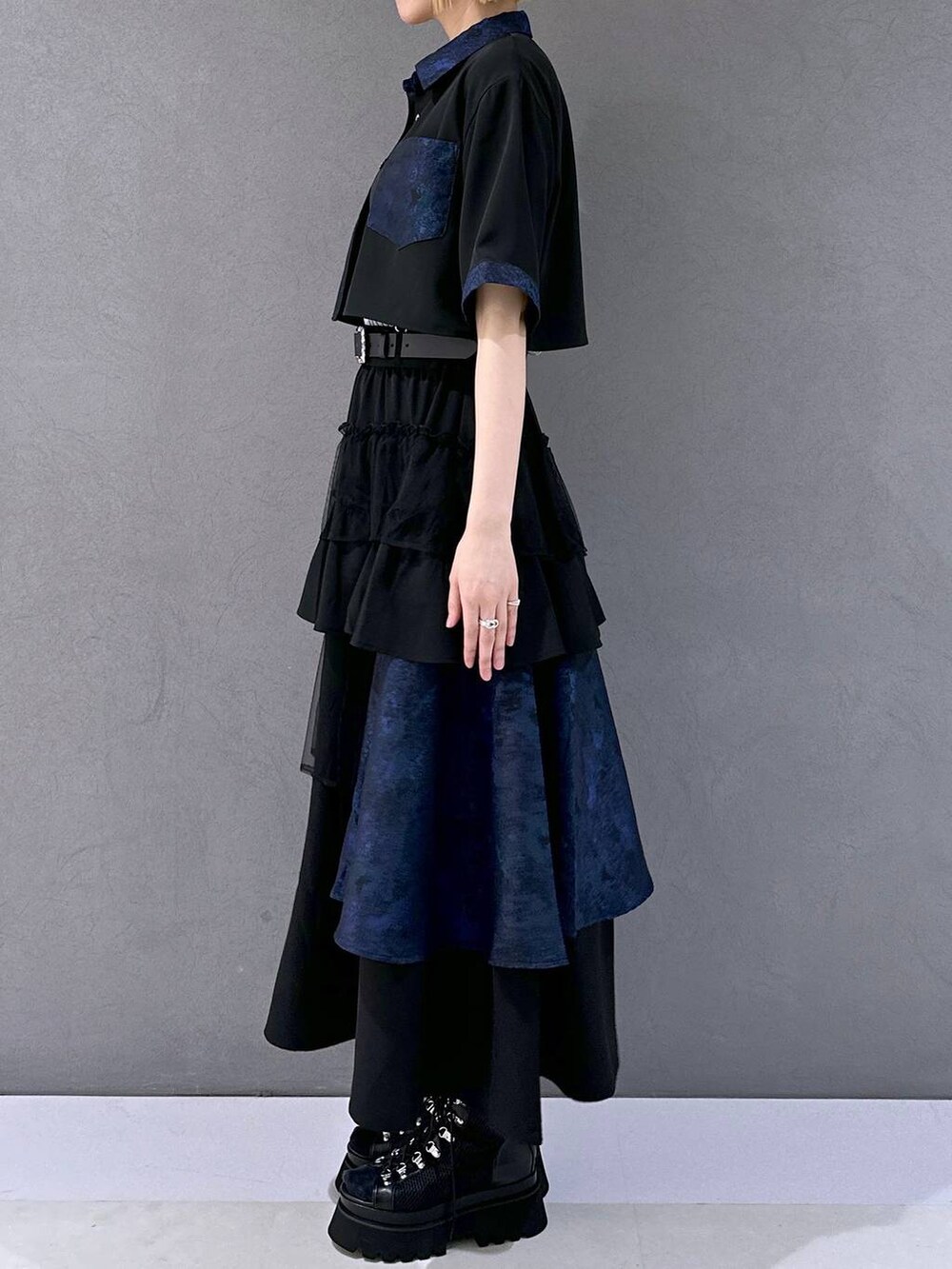 ブラック系のサンダル、グレー系のタンクトップ、パープル系のシャツ/ブラウスを着用したレディースの春コーディネートの2枚目の写真