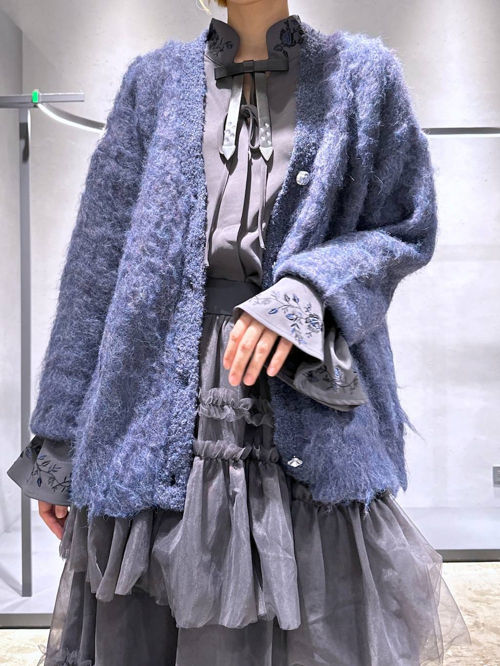 「チュールスカート、ニット、高身長、メンズライク、女子ウケ、休日コーデ、秋コーデ、冬コーデ、骨格ウェーブ、個性派、モード、きれいめ、HARE、カーディガン、ブラウス」｜「HAREのデザインリボンタイ(HARE)（ブローチ/コサージュ、ブラック系）」を使った、ココロさん（レディース・169cm）の秋コーディネートの5枚目の写真