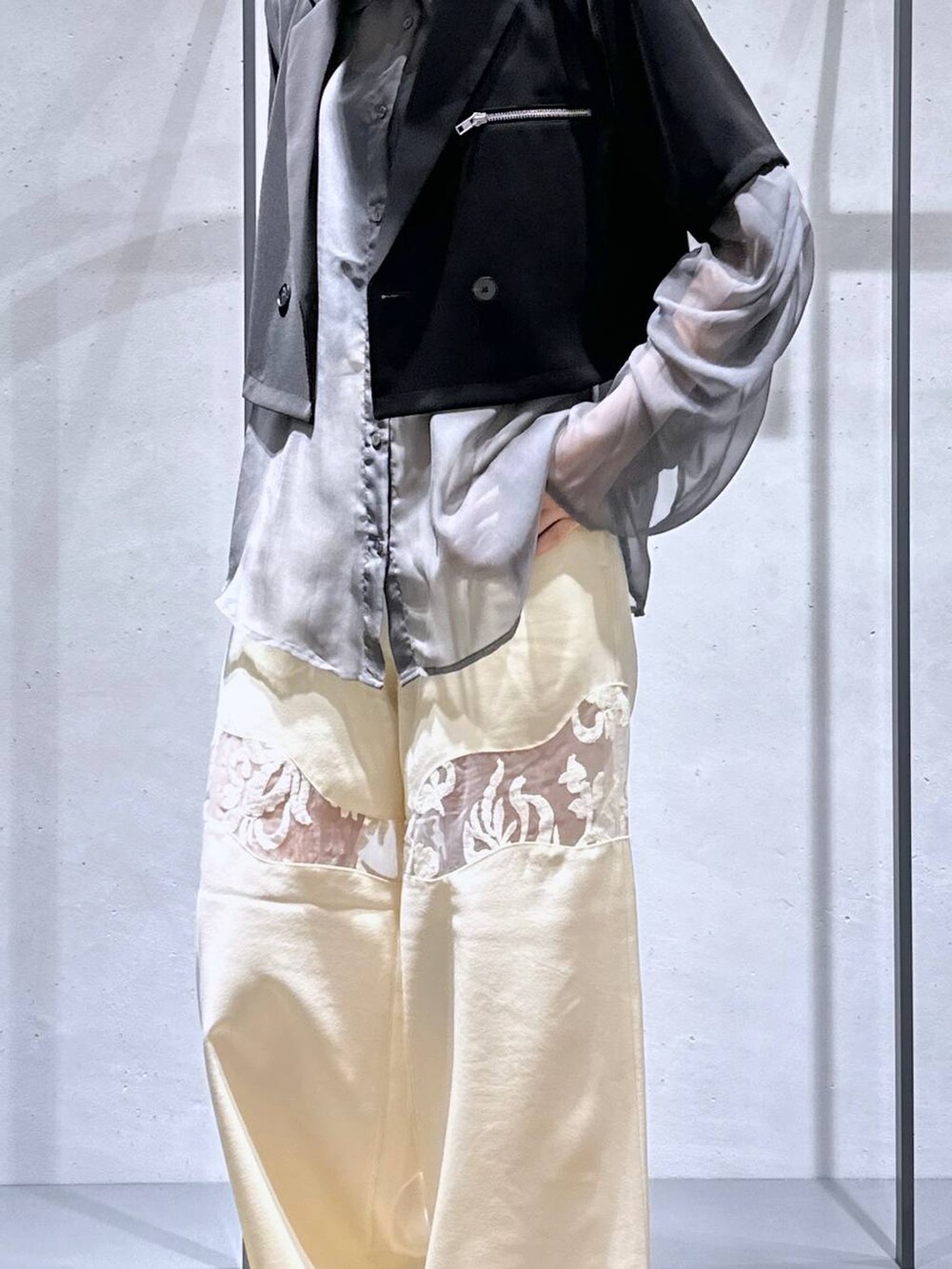 シルバー系のサンダル、ホワイト系のその他パンツ、グレー系のシャツ/ブラウスを着用したレディースの夏コーディネートの8枚目の写真