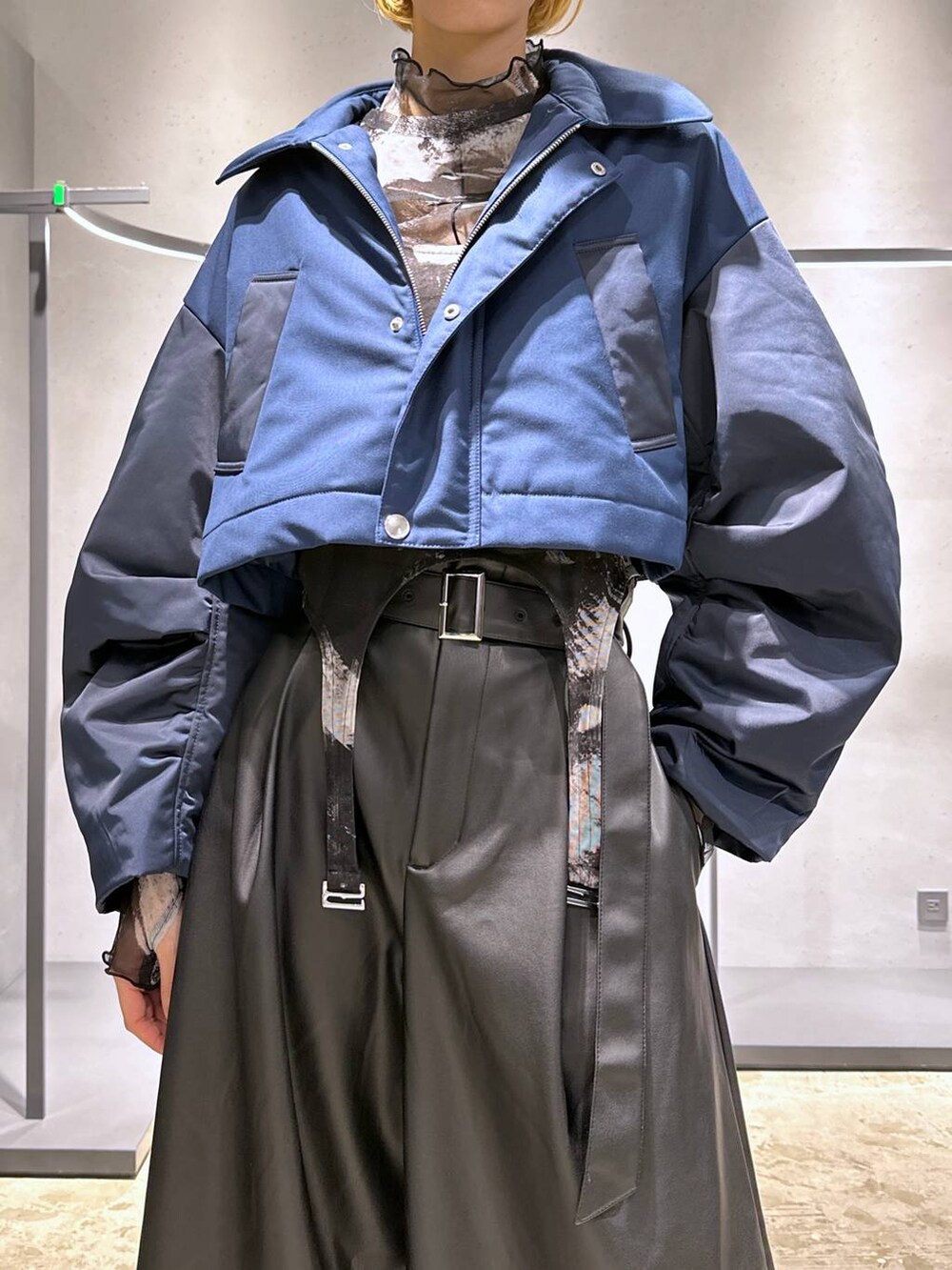 「個性派、モード、ベーシック/シンプル、きれいめ、HARE、高身長、メンズライク、女子ウケ、休日コーデ、秋コーデ、骨格ウェーブ、ブルゾン、アウター、ワイドパンツ、レザー」｜「HAREのメタルヒールストレッチブーツ(HARE)（ブーツ、シルバー系）」を使った、ココロさん（レディース・169cm）の秋コーディネートの5枚目の写真