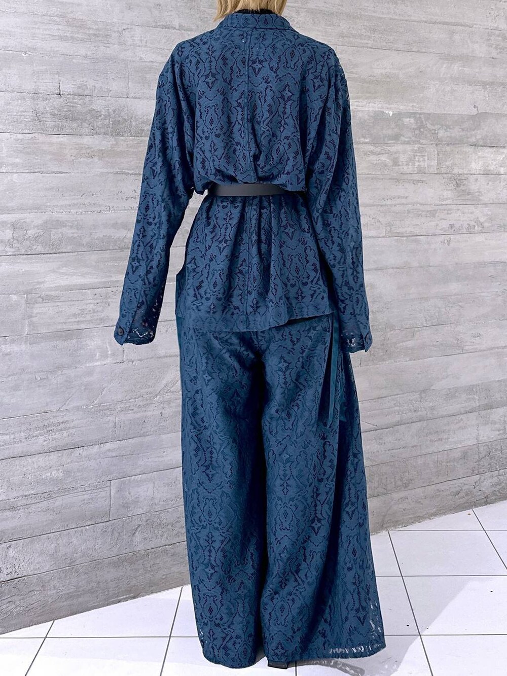 ブルー系のテーラードジャケット、ブラック系のシャツ/ブラウス、ブラック系のサンダルを着用したレディースの春コーディネートの3枚目の写真