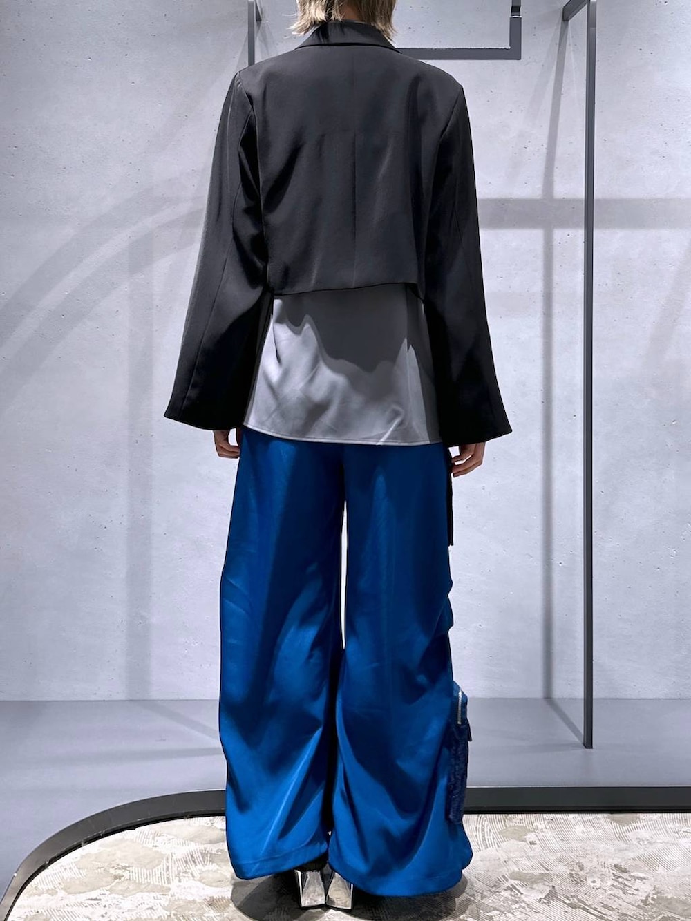 ブラック系のブーツ、グレー系のシャツ/ブラウス、ブルー系のカーゴパンツを着用したレディースの冬コーディネートの3枚目の写真