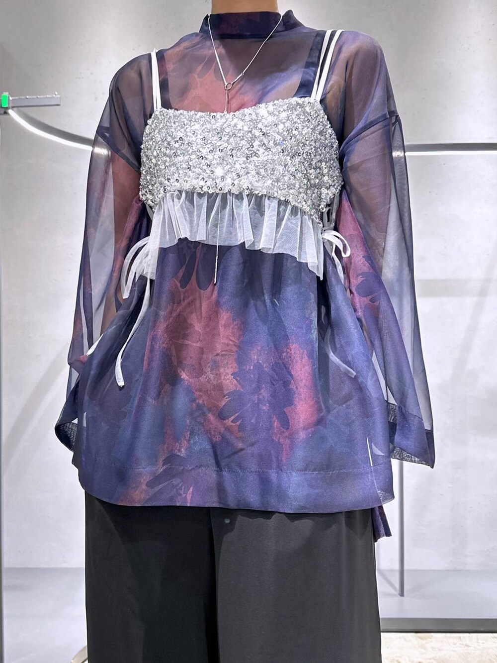 ブラック系のその他パンツ、シルバー系のチューブトップ、ブラック系のサンダルを着用したレディースの春コーディネートの3枚目の写真