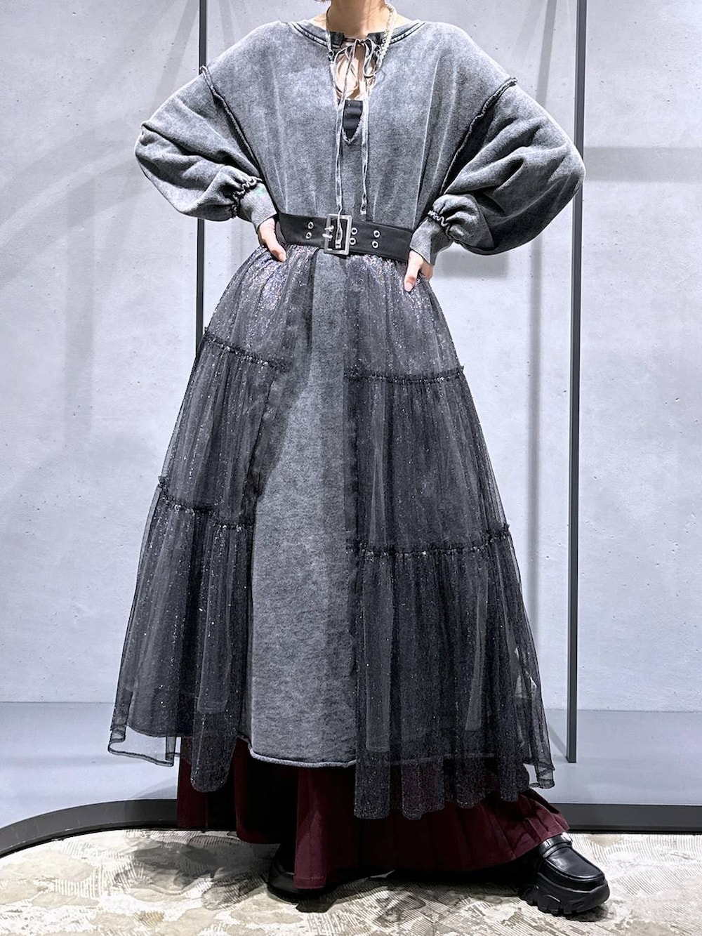 ブラック系のローファー、レッド系のその他パンツ、その他のスカートを着用したレディースの秋コーディネートの4枚目の写真