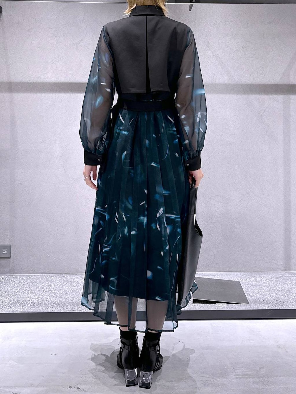 ブラック系のトートバッグ、ブラック系のサンダルを着用したレディースの春コーディネートの3枚目の写真