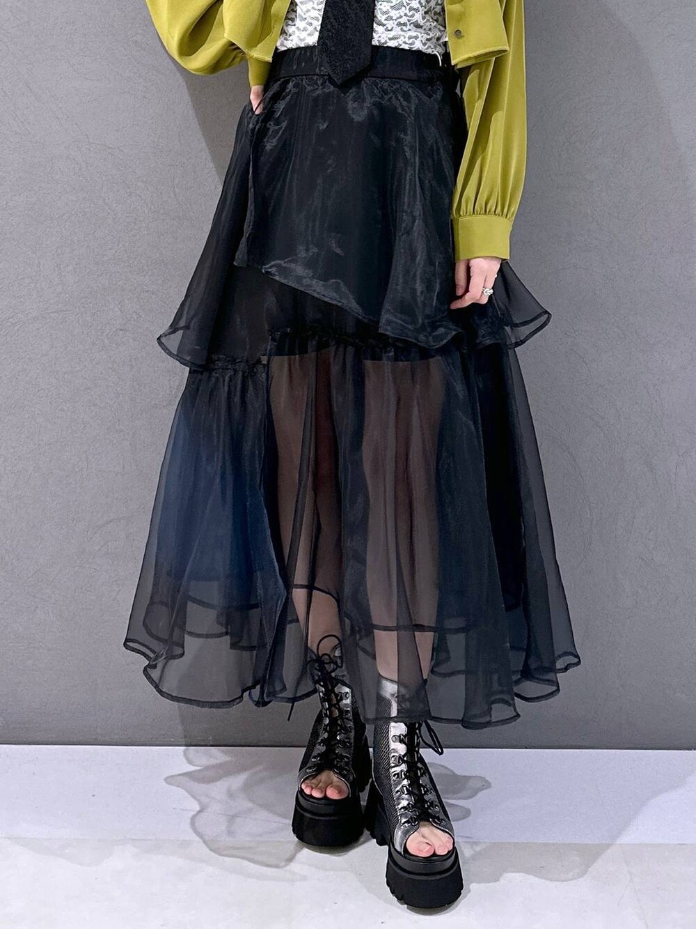 ブラック系のネクタイ、シルバー系のサンダル、イエロー系のシャツ/ブラウスを着用したレディースの春コーディネートの6枚目の写真