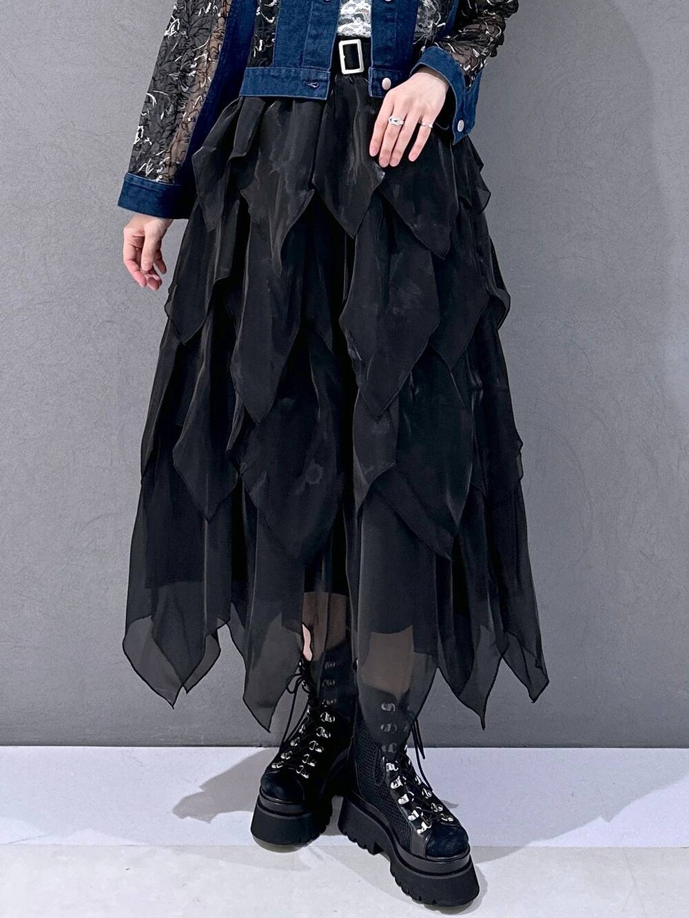 ブラック系のサンダル、ホワイト系のTシャツ/カットソー、ブラック系のスカートを着用したレディースの春コーディネートの7枚目の写真