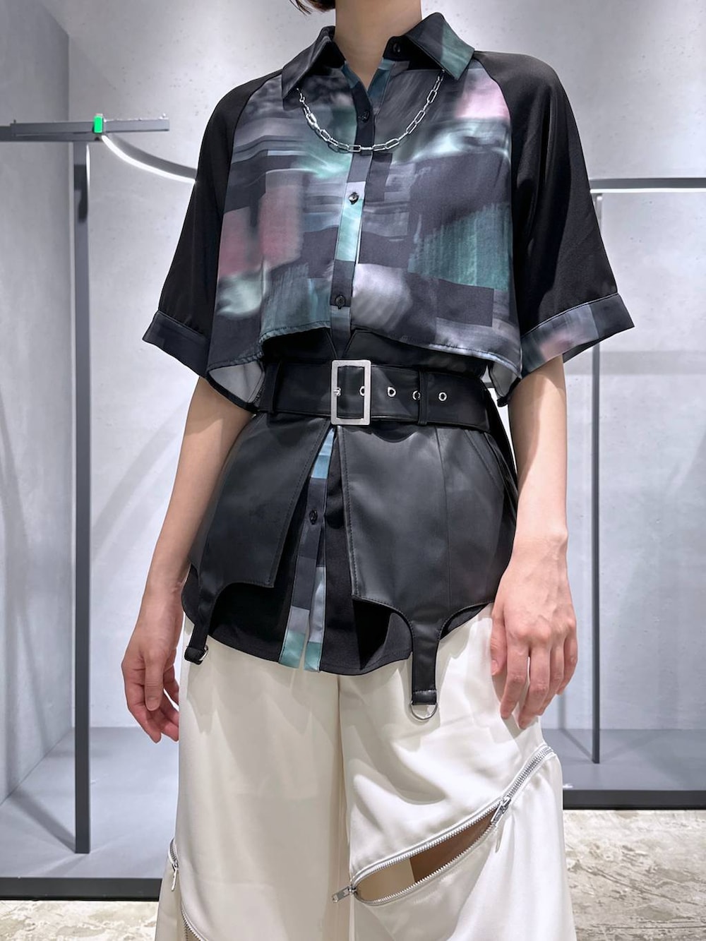 ブラック系のサンダル、グリーン系のシャツ/ブラウス、ホワイト系のその他パンツを着用したレディースの夏コーディネートの2枚目の写真