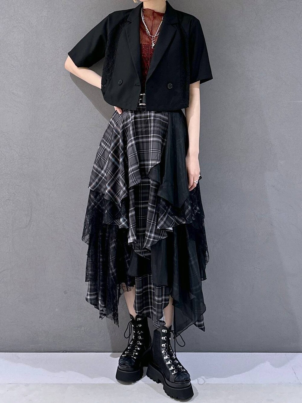 ブラック系のサンダル、ブラック系のテーラードジャケット、ブラック系のスカートを着用したレディースの春コーディネートの4枚目の写真