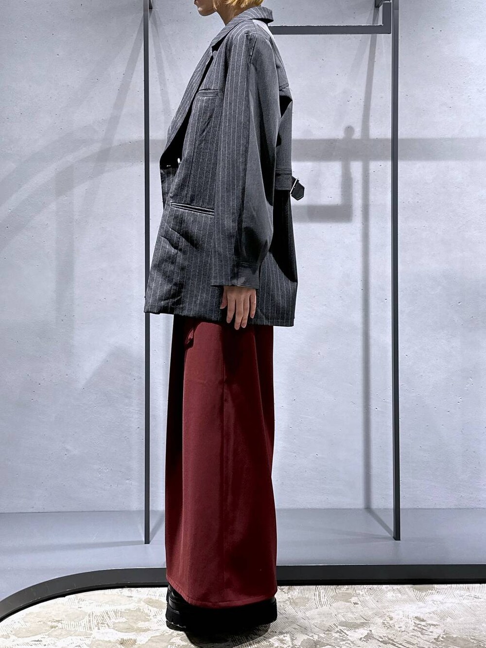 レッド系のその他パンツ、ブラック系のシャツ/ブラウス、ブラック系のドレスシューズを着用したレディースの秋コーディネートの2枚目の写真