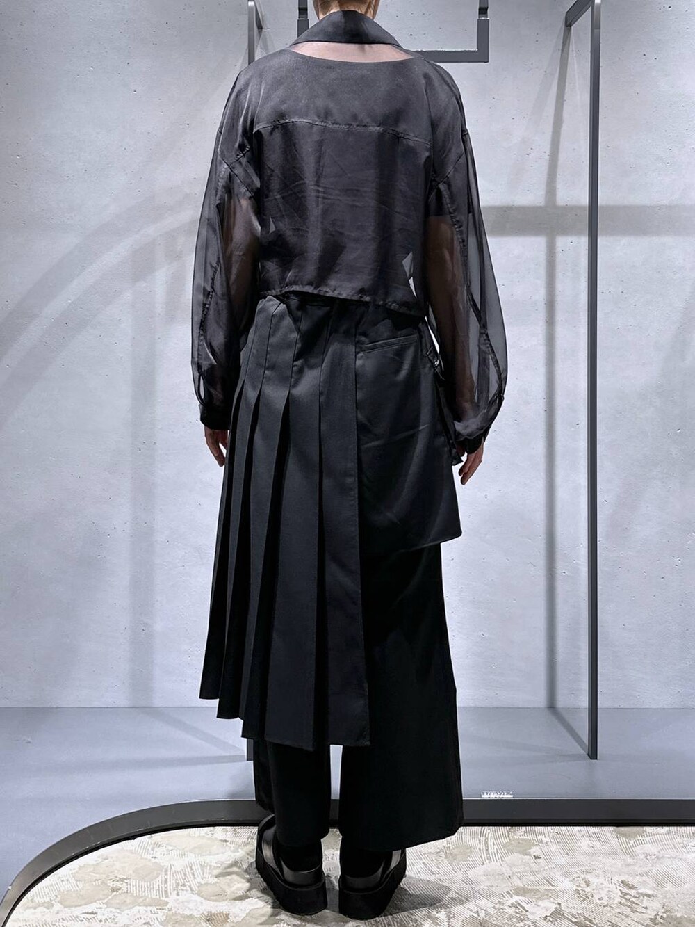 ブラック系のサンダル、ブラック系のTシャツ/カットソー、ブラック系のその他パンツを着用したレディースの春コーディネートの4枚目の写真