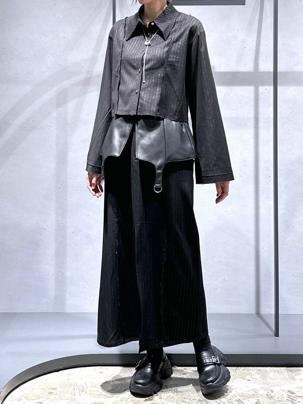 その他のシャツ/ブラウス、ブラック系のローファー、ブラック系のスカートを着用したレディースの秋コーディネートの4枚目の写真