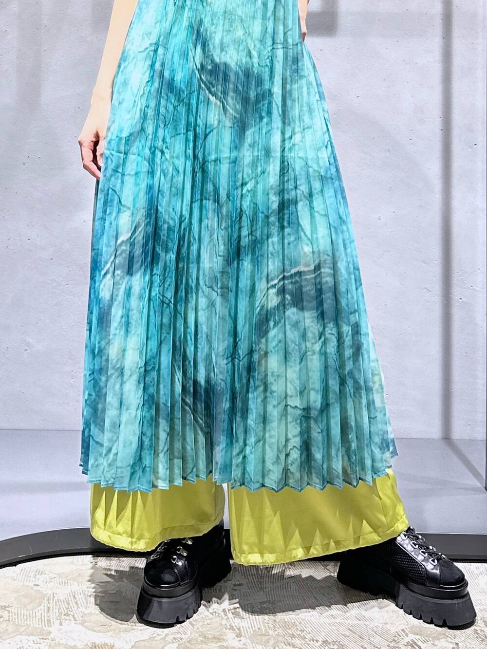 ブラック系のサンダル、グリーン系のカーゴパンツ、ブラック系のTシャツ/カットソーを着用したレディースの春コーディネートの8枚目の写真