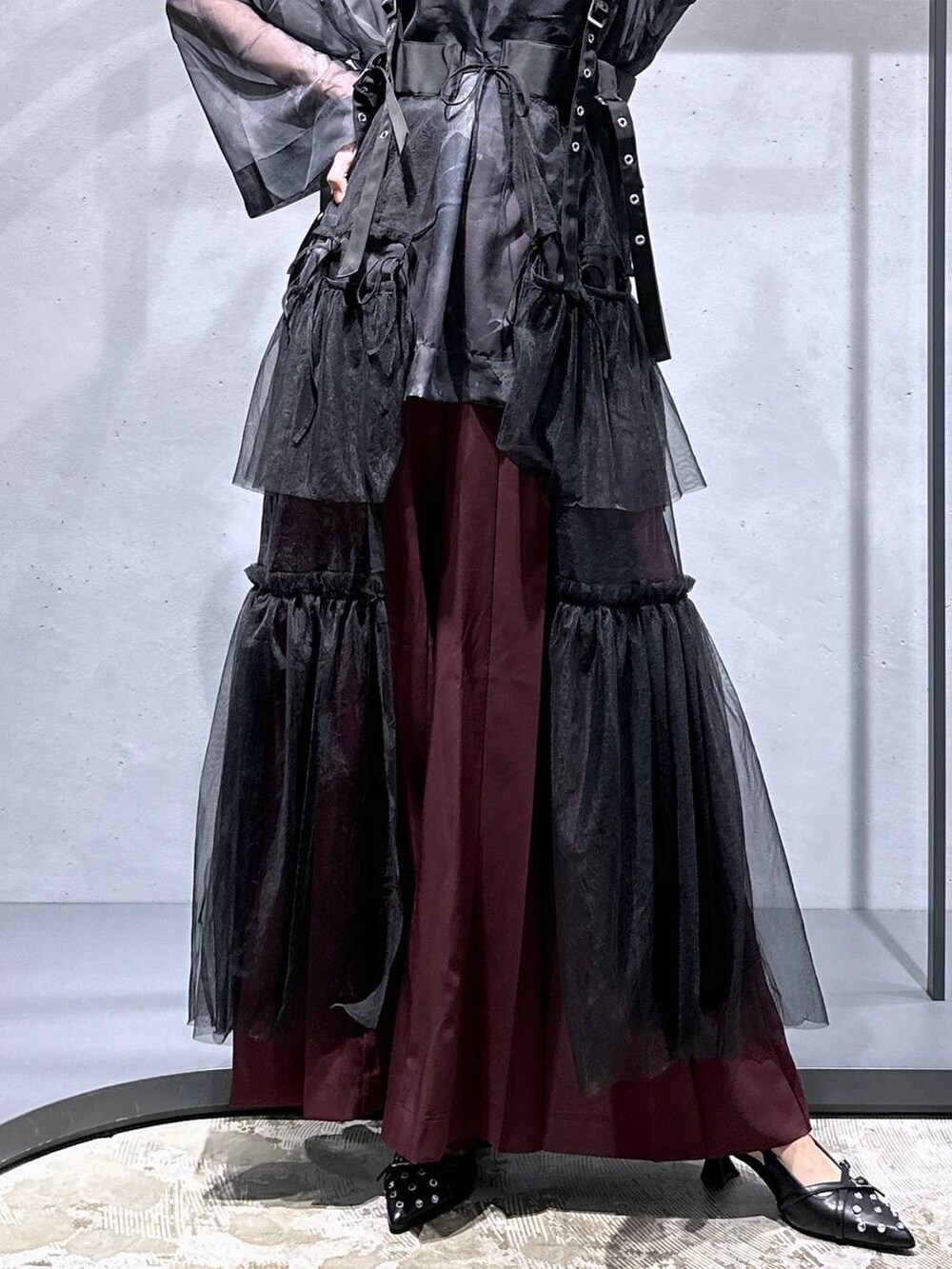 ブラック系のTシャツ/カットソー、ブラック系のパンプス、ブラック系のスカートを着用したレディースの夏コーディネートの7枚目の写真