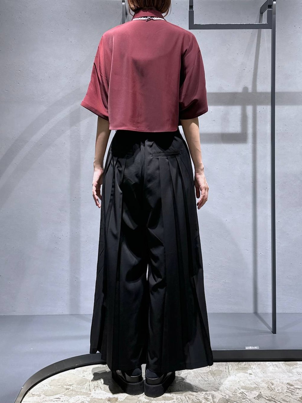 ブラック系のサンダル、ブラック系のその他パンツ、レッド系のシャツ/ブラウスを着用したレディースの夏コーディネートの4枚目の写真