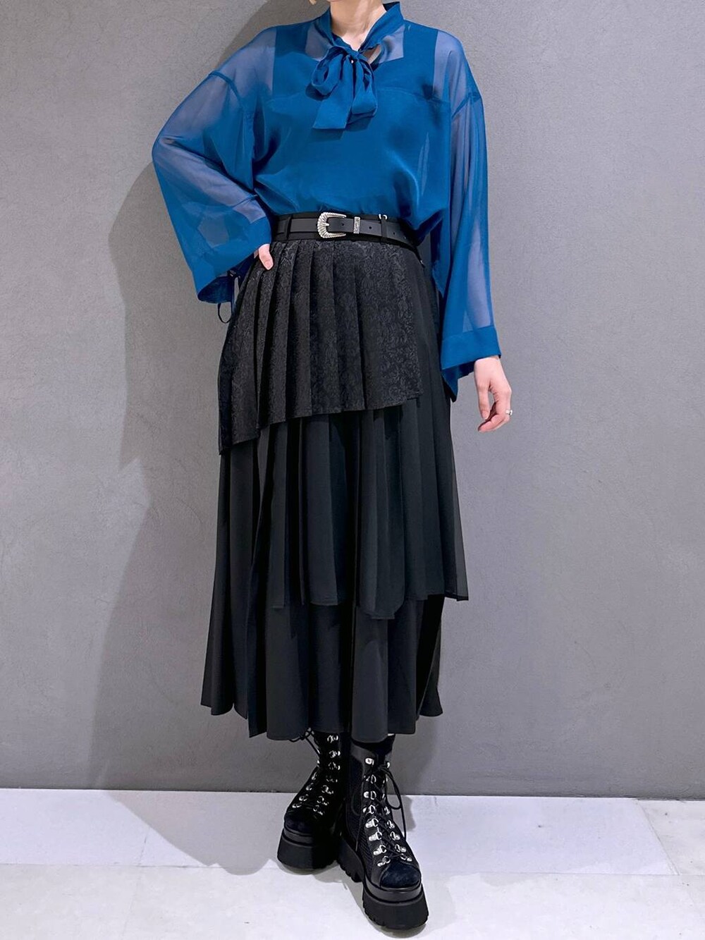 ブラック系のサンダル、ブラック系のスカート、ブルー系のTシャツ/カットソーを着用したレディースの春コーディネートの4枚目の写真