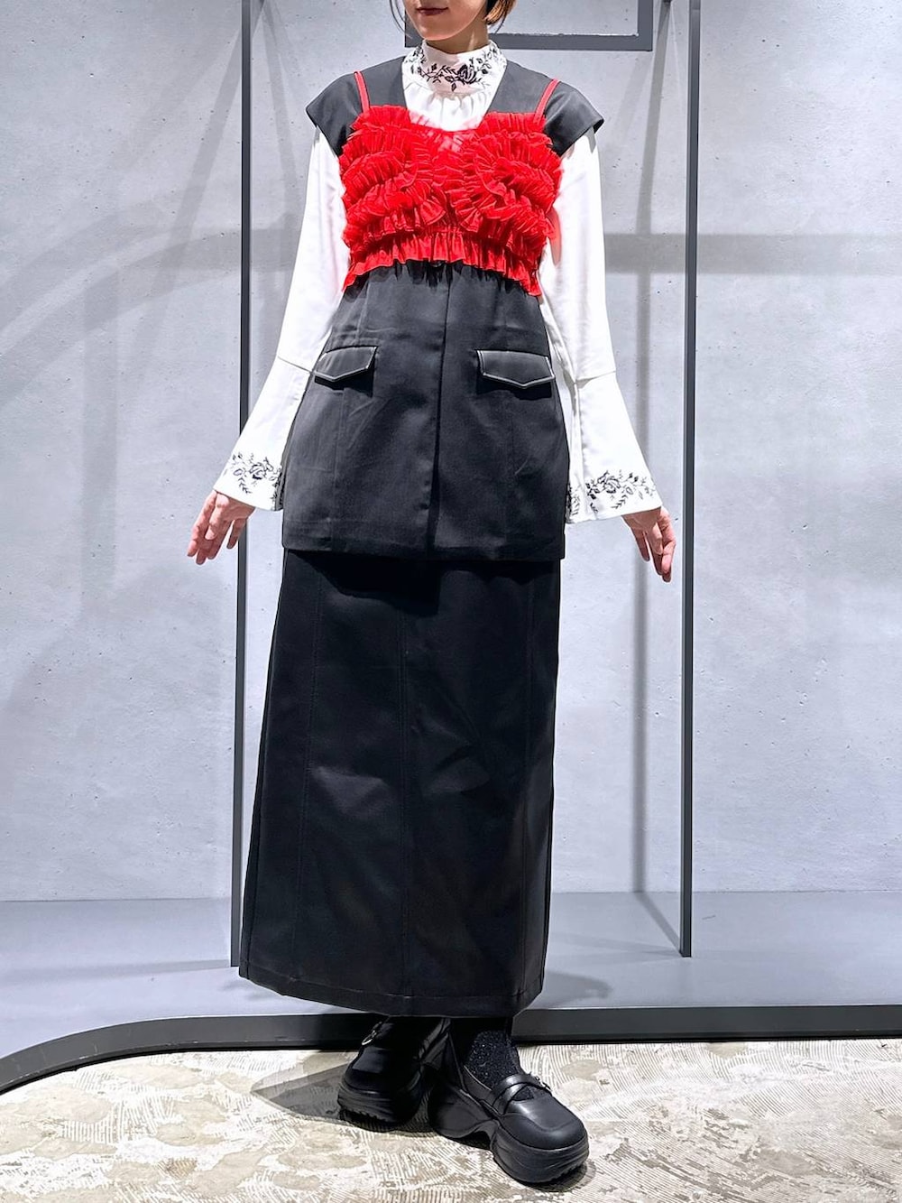 ブラック系のブーツ、ホワイト系のシャツ/ブラウス、ブラック系のスカートを着用したレディースの秋コーディネートの4枚目の写真