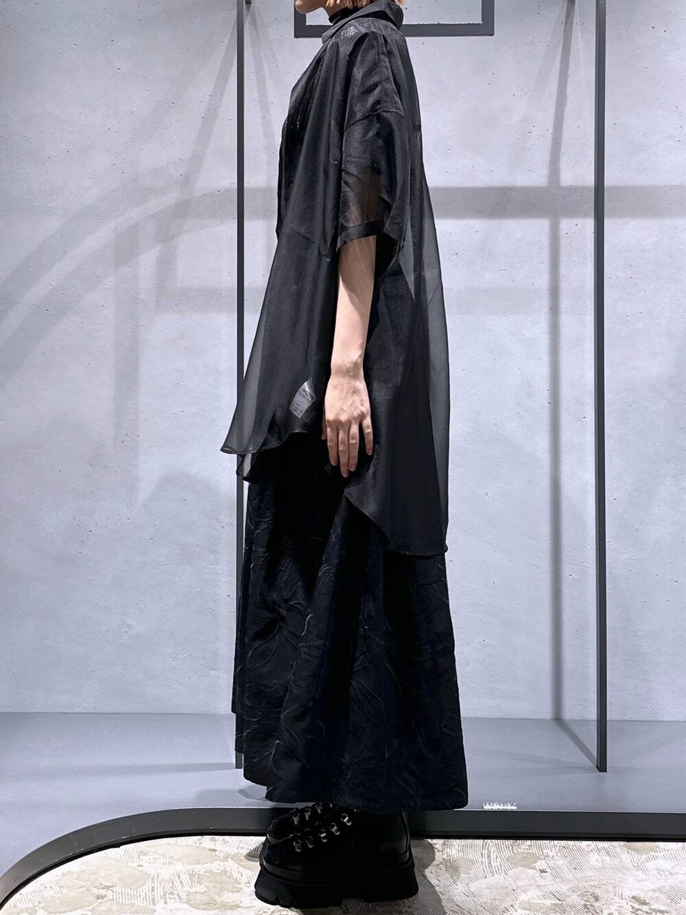 ブラック系のサンダル、グレー系のTシャツ/カットソー、ブラック系のシャツ/ブラウスを着用したレディースの春コーディネートの3枚目の写真
