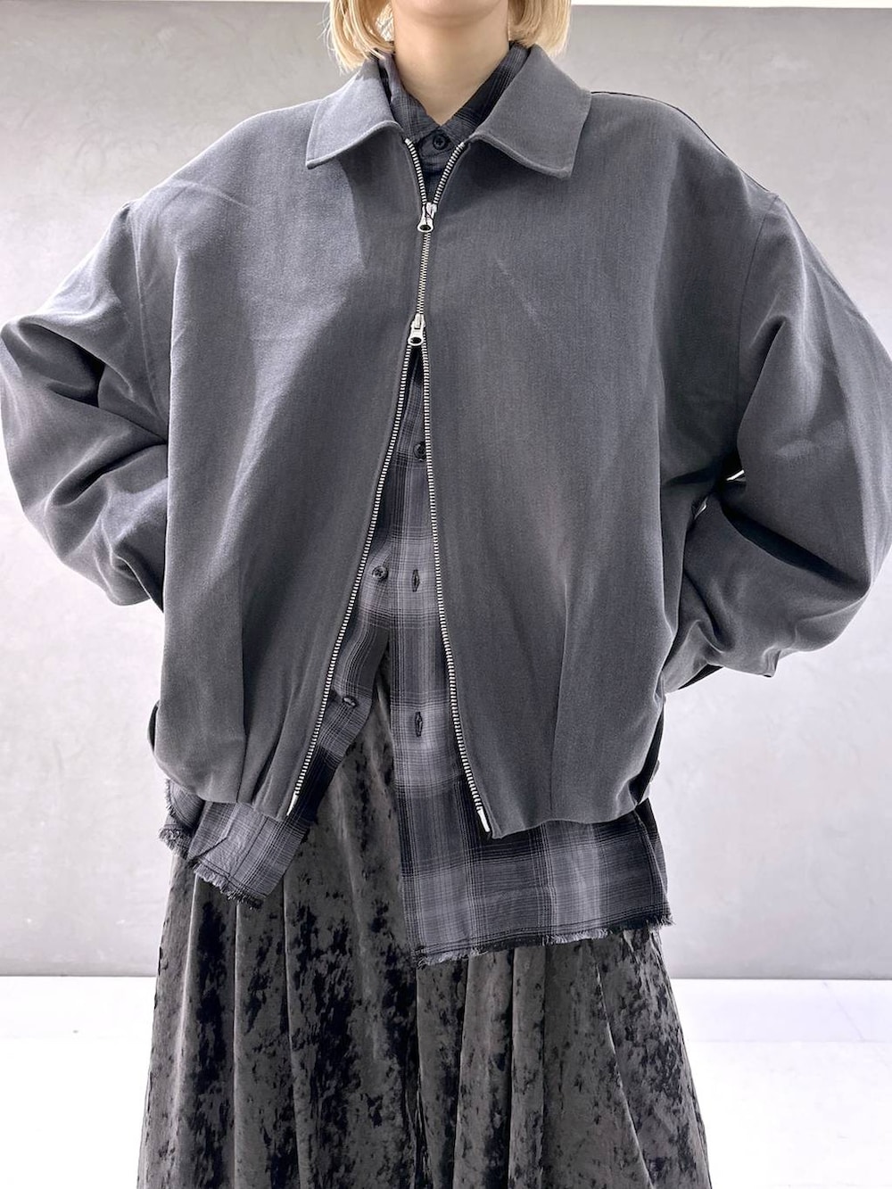 ブラック系のブーツ、ブラック系のシャツ/ブラウス、グレー系のブルゾンを着用したレディースの秋コーディネートの5枚目の写真