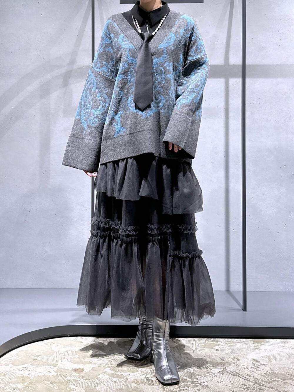 ブラック系のネクタイ、ブラック系のシャツ/ブラウス、シルバー系のブーツを着用したレディースの秋コーディネートの4枚目の写真