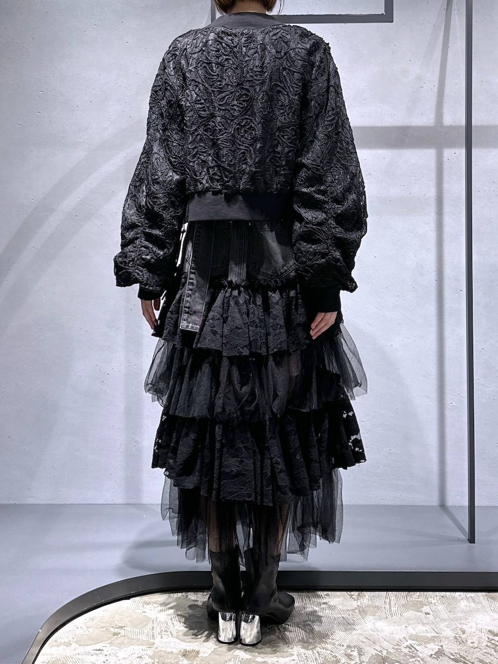 ブラック系のブーツ、ブルー系のTシャツ/カットソー、ブラック系のブルゾンを着用したレディースの秋コーディネートの3枚目の写真